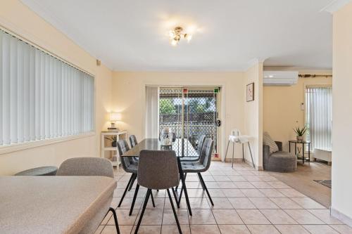 4E0 Abnb-Style Spacious 3BR, Free Parking, Easy Access To City in Dundas Valley