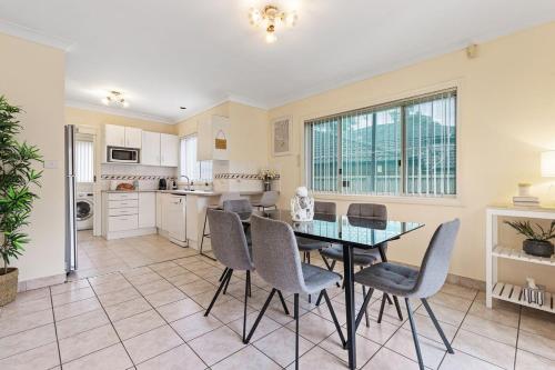 4E0 Abnb-Style Spacious 3BR, Free Parking, Easy Access To City in Dundas Valley