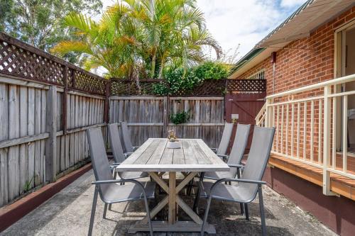 4E0 Abnb-Style Spacious 3BR, Free Parking, Easy Access To City in Dundas Valley