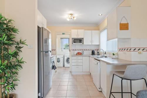 4E0 Abnb-Style Spacious 3BR, Free Parking, Easy Access To City in Dundas Valley