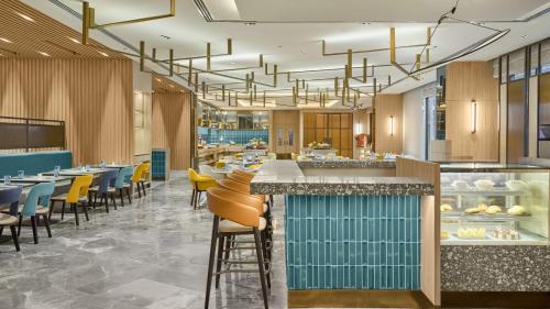 레스토랑, 홀리데이 인 앤 스위트 마카티 바이 IHG (Holiday Inn & Suites Makati By IHG) in 마닐라