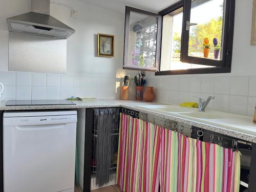 virtuve, Maison à la campagne 4 à 6 personnes proche JONZAC (Maison a la campagne 4 a 6 personnes proche JONZAC) in Marcillac (Aquitaine)