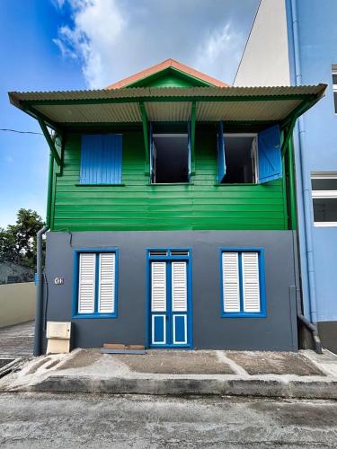 Kaz Creole, grande terrasse, piscine, parking in Le Francois