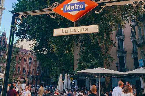 Raíces íntimas en La Latina (Raices intimas en La Latina) in لافابيز