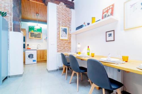 Raíces íntimas en La Latina (Raices intimas en La Latina) in لافابيز