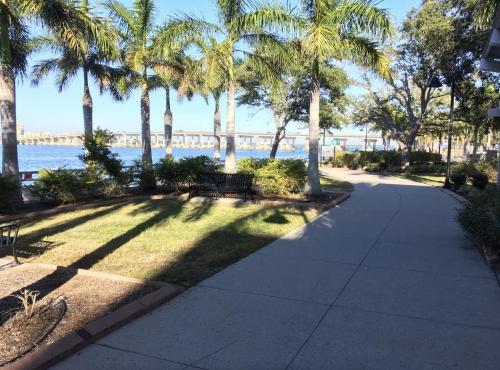 Spacious Home Sleeps 16 - Private Pool Near IMG in Palmetto