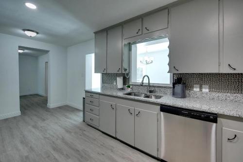 Spacious Home Sleeps 16 - Private Pool Near IMG in Palmetto