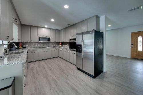 Konyha, Spacious Home Sleeps 16 - Private Pool Near IMG in Palmetto