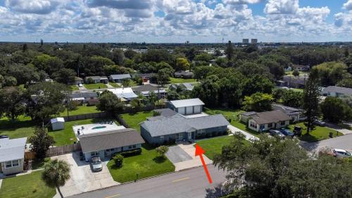 Spacious Home Sleeps 16 - Private Pool Near IMG in Palmetto