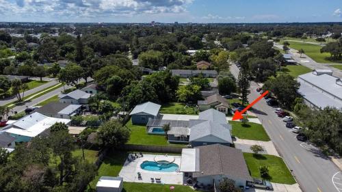 Spacious Home Sleeps 16 - Private Pool Near IMG in Palmetto