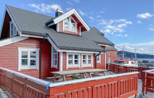 . 4 Bedroom Lovely Home In Leinøya