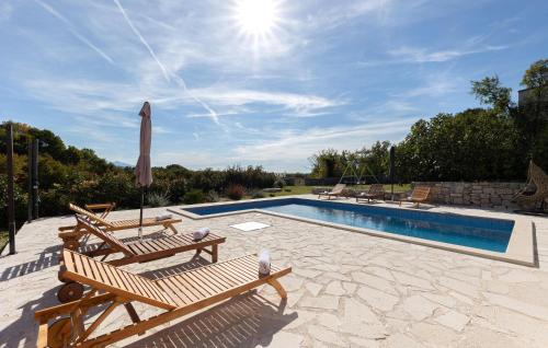 Peldbaseins, Amazing Home In Donji Bitelic in Rumin