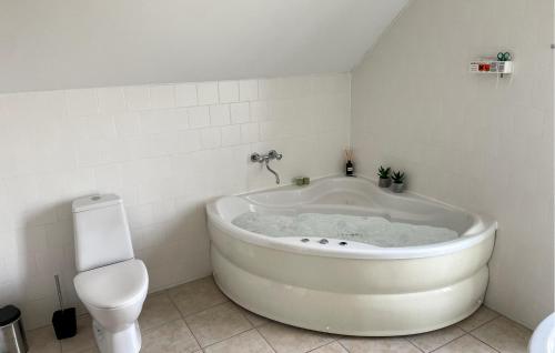 Bany, Nice Home In Gjern With Sauna in Gjern