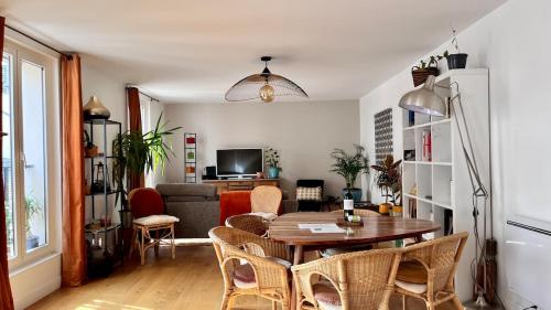 Large, quiet, family-friendly top floor duplex