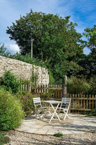 Dārzs, Manor Cottage at Cusgarne Manor, romantic, dog-friendly in Gvenapa