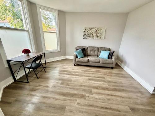 Beautiful Home Near Downtwon - Free Parking! in Grand Boulevard