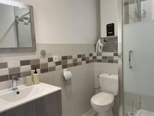 Gîte 12 personnes - 4 appartements (Gite 12 personnes - 4 appartements) in บ๊ากโนเล เดอ ลออร์น