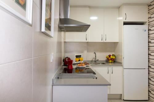 Modern and Cozy Apartment with Pool Tennis Court and Common Areas in Torre del Mar - image 5
