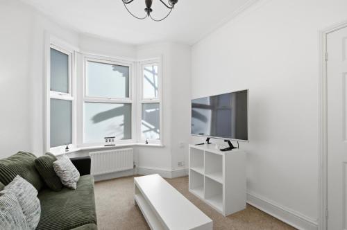 Family-Friendly 3-Bed Home, Sleeps 6, Quiet Area and Parking
