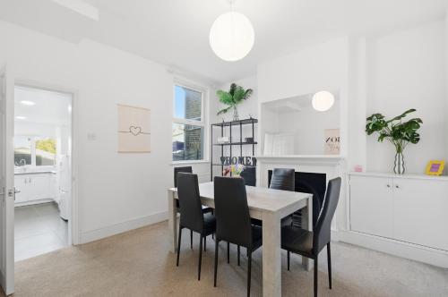 Family-Friendly 3-Bed Home, Sleeps 6, Quiet Area and Parking