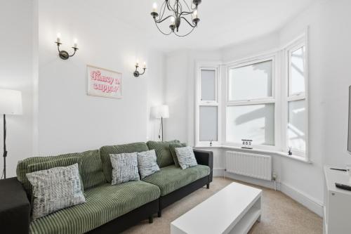 Family-Friendly 3-Bed Home, Sleeps 6, Quiet Area and Parking