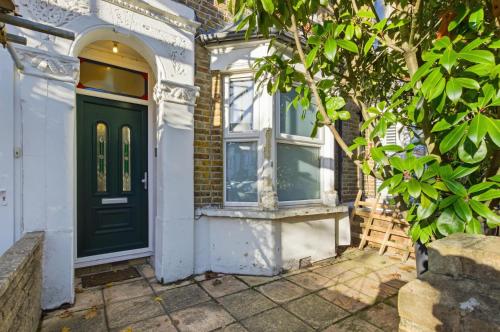 Family-Friendly 3-Bed Home, Sleeps 6, Quiet Area and Parking