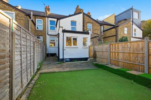 Family-Friendly 3-Bed Home, Sleeps 6, Quiet Area and Parking