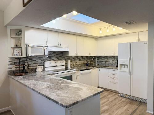 Forest Park – Pool, Tennis & Coastal Charm in Grove City (FL)