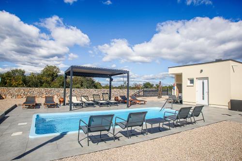 Auto-kamp Dvije suze 4 in 德里諾維錫