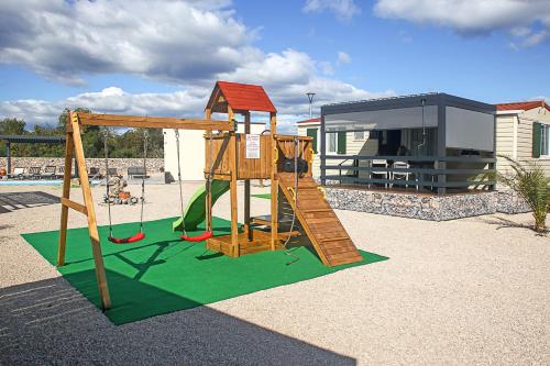 Auto-kamp Dvije suze 4 in 德里諾維錫