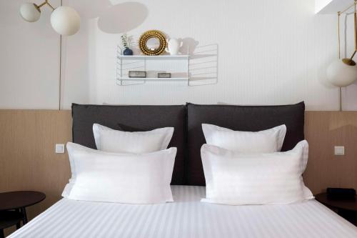 2 queen beds, 1 twin bed, 1 sofa bed