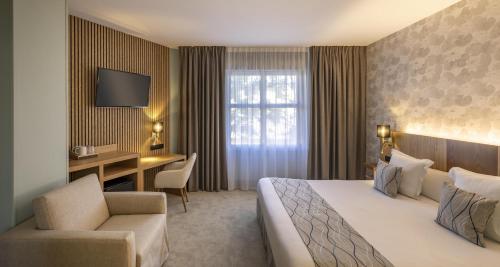 1 king bed, 1 twin bed, 1 sofa bed