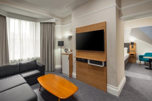 Holiday Inn Farnborough an IHG Hotel - image 2