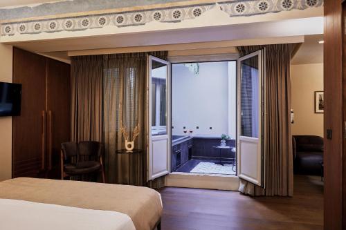 Athens 1890 Hotel & Spa Room Type - Fresco 1890 with Outdoor Hot Tub