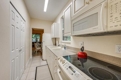 3 Mi to 5th Ave South Quiet Getaway with Garden in 東那不勒斯