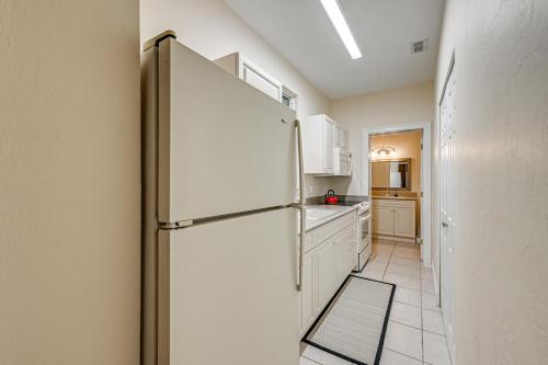 3 Mi to 5th Ave South Quiet Getaway with Garden in 東那不勒斯