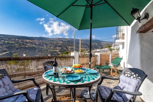Casa La Soleá. Vistas al pueblo y la Sierra (Casa La Solea. Vistas al pueblo y la Sierra) in Bubion
