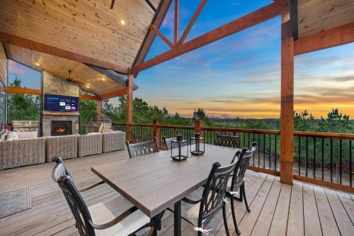 Bright Cabin w Spa + Mountain Views Sleeps 12