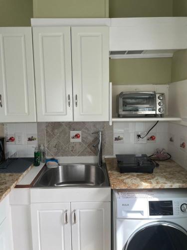 Exquisite 1 Bedroom Suite Charming W Private Entry in ฟรามิงแฮม (MA)