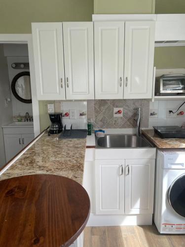 Exquisite 1 Bedroom Suite Charming W Private Entry in ฟรามิงแฮม (MA)