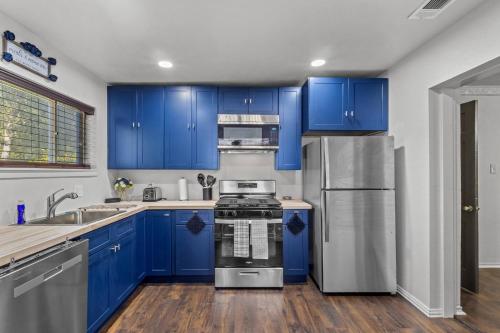 Удобства, 4BR 3BA Historic Home 5 min to Downtown Dallas Conv Ctr Fair Park Deep Ellum Baylor AA Ctr in Cedars in Седарс