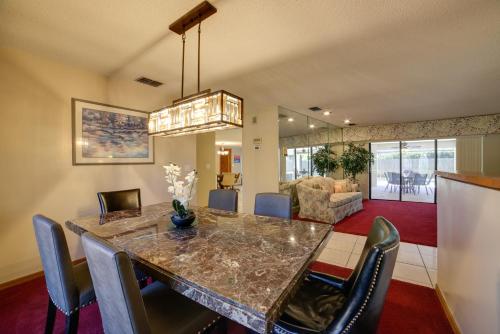 Relaxing Tampa Abode with Screened Lanai and Pool in Tampa, USA