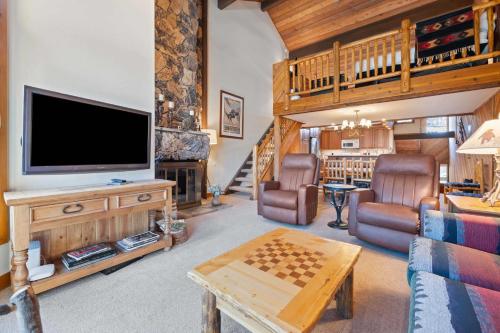 Ridgepoint Townhome 084 by East West Hospitality in Beaver Creek, USA