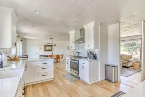 Vogel Vacation - Spacious Secluded, Hot Tub & Game Room in Happy Valley (OR)