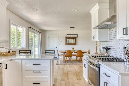 Vogel Vacation - Spacious Secluded, Hot Tub & Game Room in Happy Valley (OR)