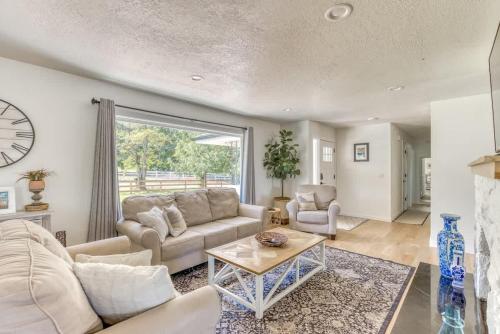Vogel Vacation - Spacious Secluded, Hot Tub & Game Room in Happy Valley (OR)