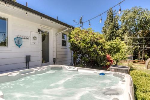 Vogel Vacation - Spacious Secluded, Hot Tub & Game Room in Happy Valley (OR)
