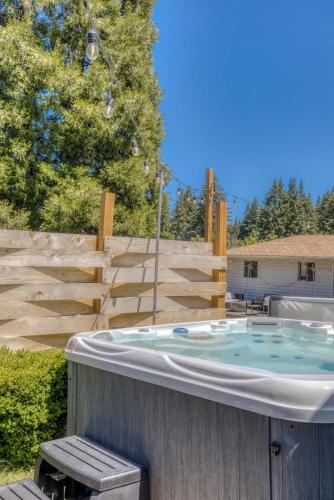 Vogel Vacation - Spacious Secluded, Hot Tub & Game Room in Happy Valley (OR)