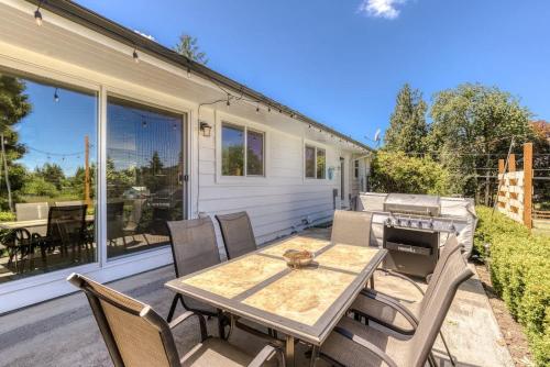 Vogel Vacation - Spacious Secluded, Hot Tub & Game Room in Happy Valley (OR)
