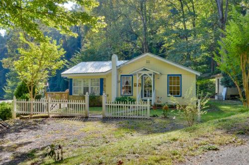 Mountain Cottage with Views Near Tail of the Dragon! near Cherokee Bear Zoo